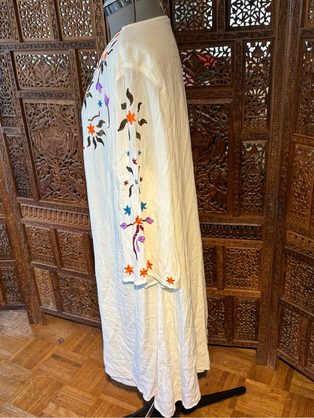 Embroidered White Cotton Tunic Dress with Multicolor Floral Detail - Picture 3 of 5